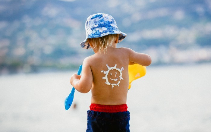 Crema solare per neonati e bambini: come sceglierla e da quando usarla